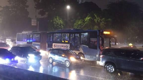 Waspada! Rute Transjakarta Ini Tergenang Banjir