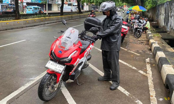 Tips Aman Berkendara Saat Hujan dari Wahana Honda: Siapkan 5 Hal Ini Sebelum Jalan